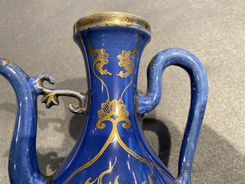 Une verseuse en porcelaine de Chine &agrave; d&eacute;cor dor&eacute; sur fond bleu poudr&eacute;, Kangxi